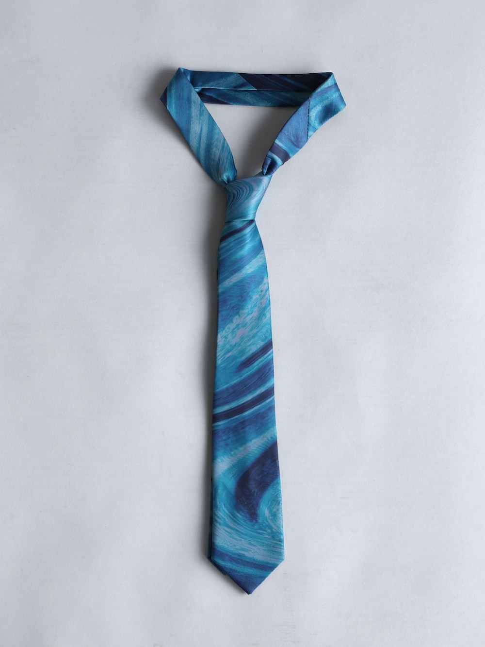 ホワイト系のシャツ/ブラウス、ブルー系のデニムパンツ、ブラック系のショルダーバッグを着用したメンズの夏コーディネートの4枚目の写真