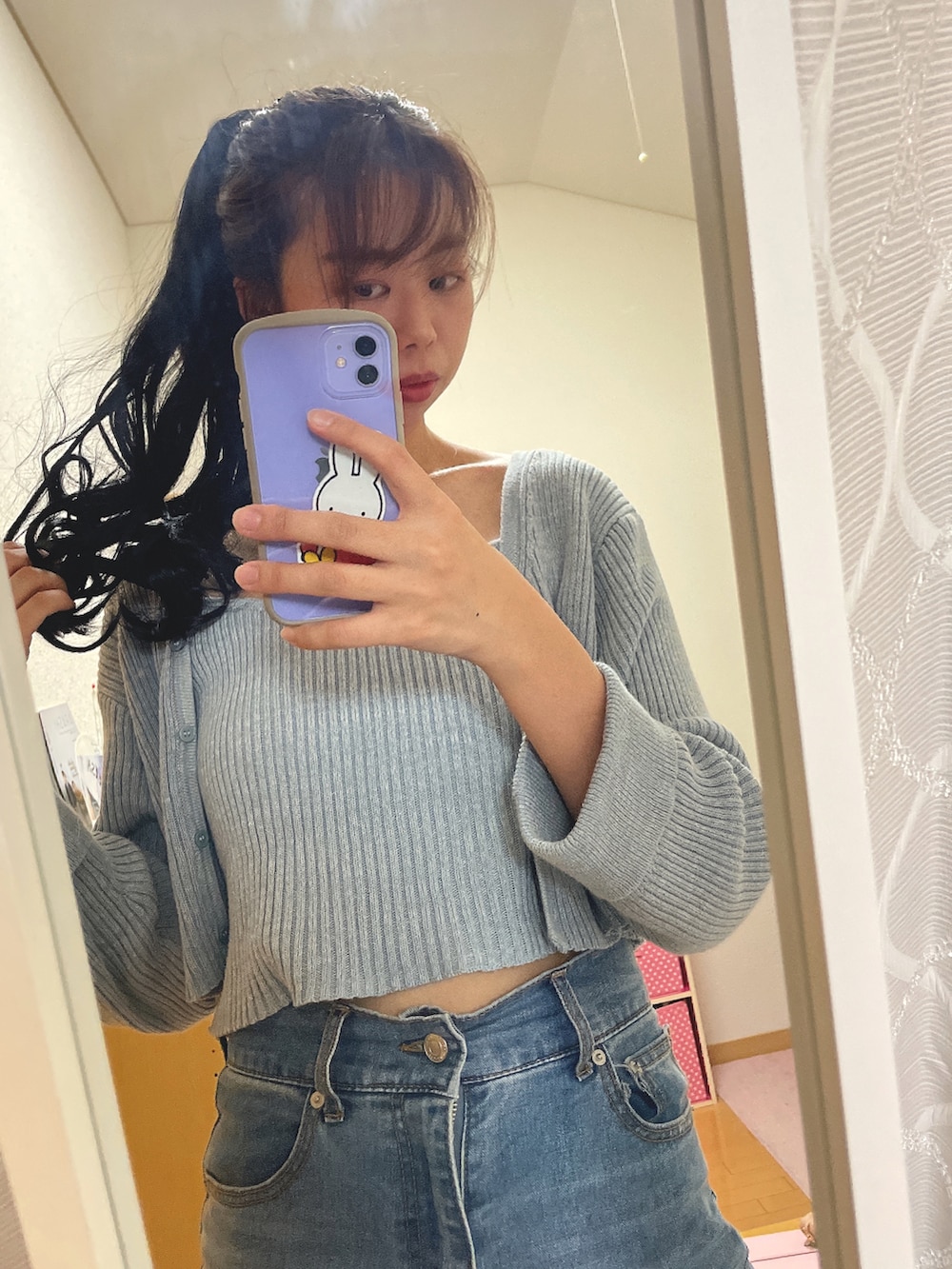 ブルー系のカーディガン/ボレロ、ブルー系のデニムパンツを着用したレディースの春コーディネートの2枚目の写真