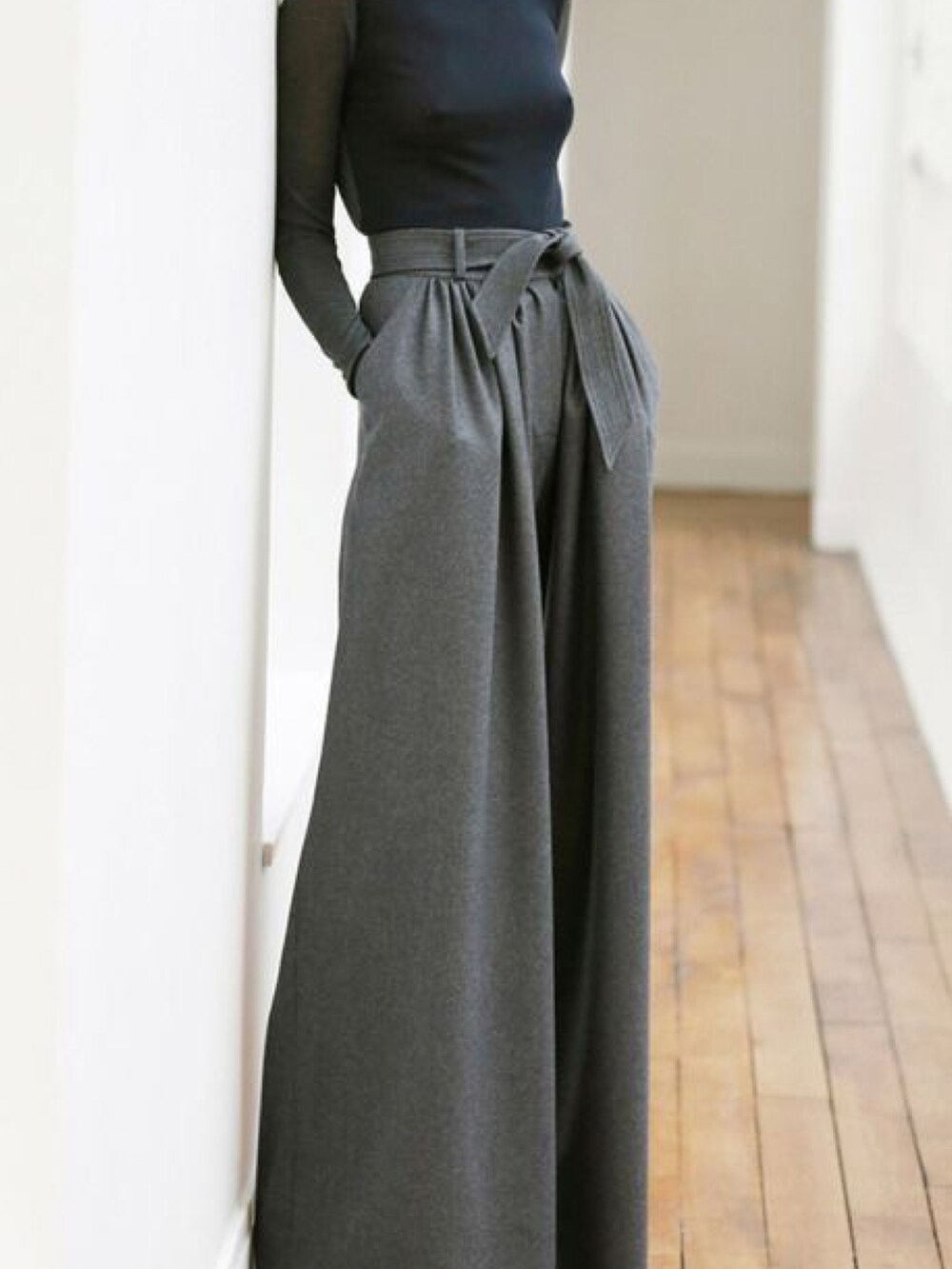 ブラック系のトップスを着用したレディースの夏コーディネートの2枚目の写真