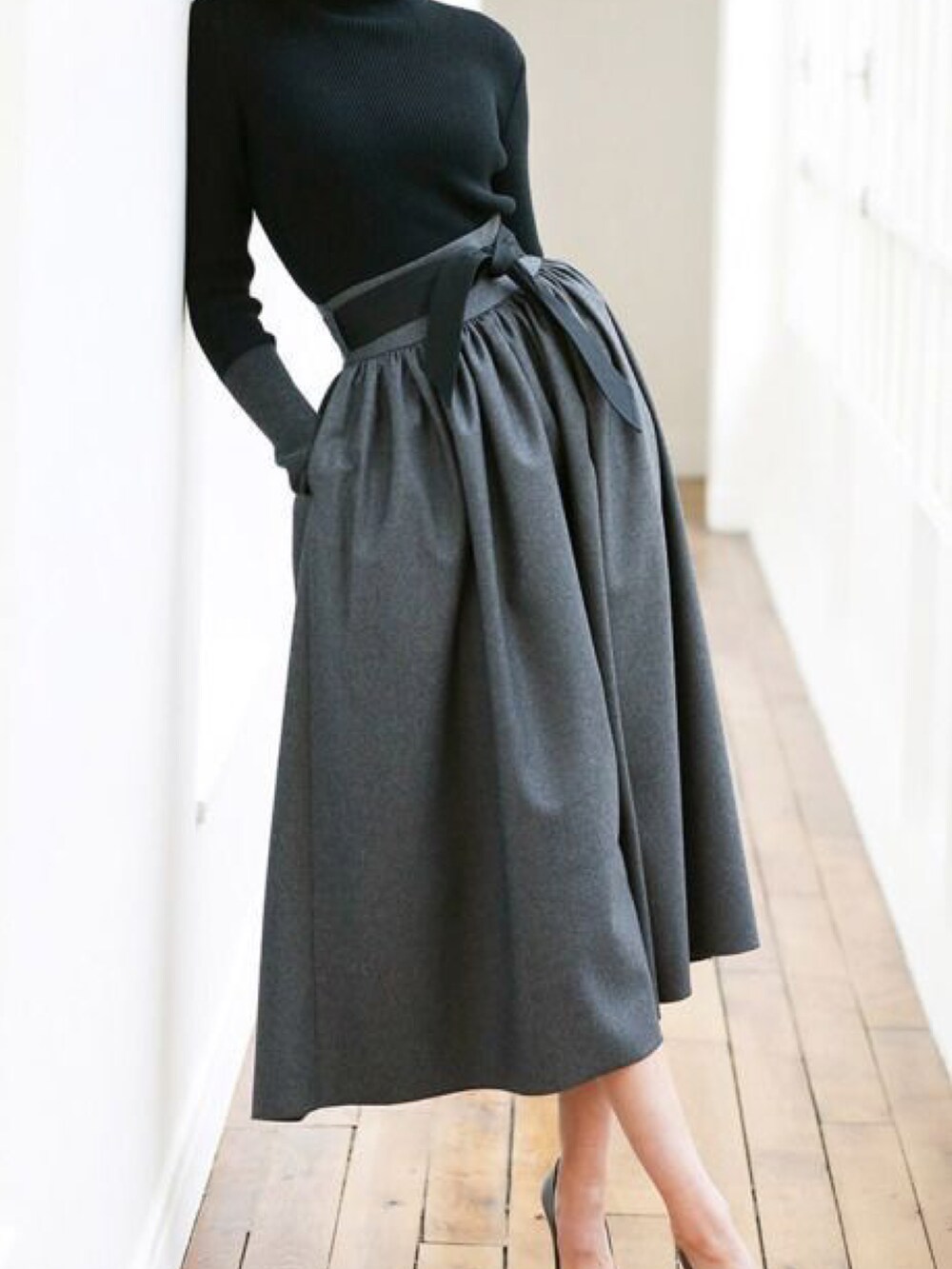 ブラック系のトップスを着用したレディースの夏コーディネートの3枚目の写真