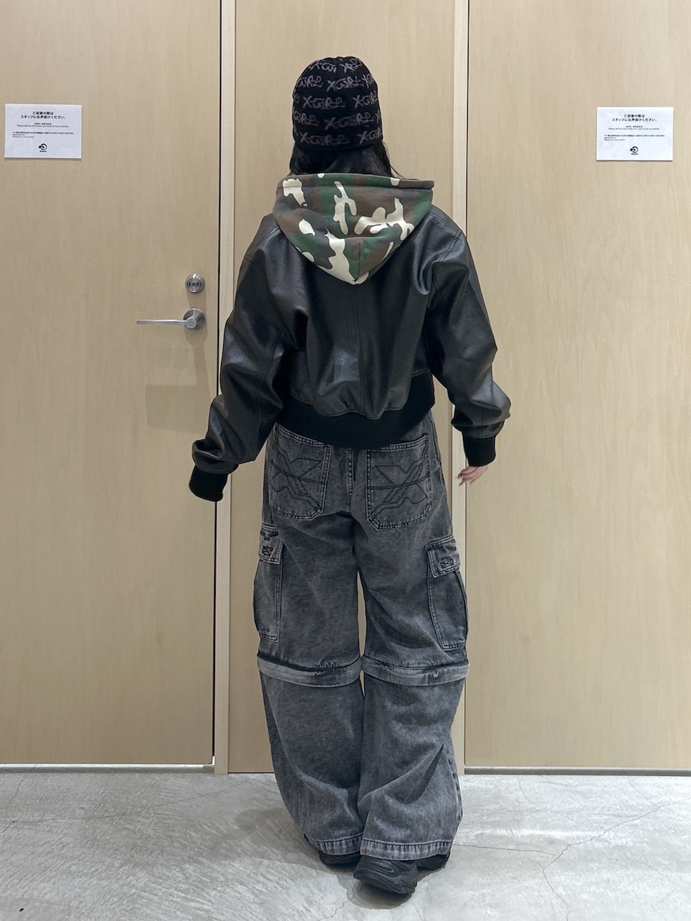 その他のパーカー、ブラック系のブルゾン、ブラック系のカーゴパンツを着用したレディースの冬コーディネートの3枚目の写真