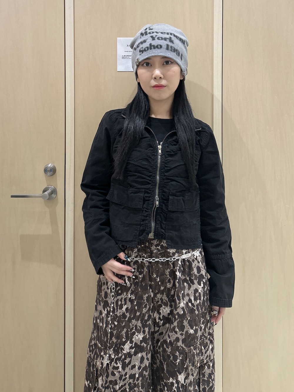 ブラック系のブルゾン、ベージュ系のカーゴパンツ、ブラック系のショルダーバッグを着用したレディースの冬コーディネートの4枚目の写真