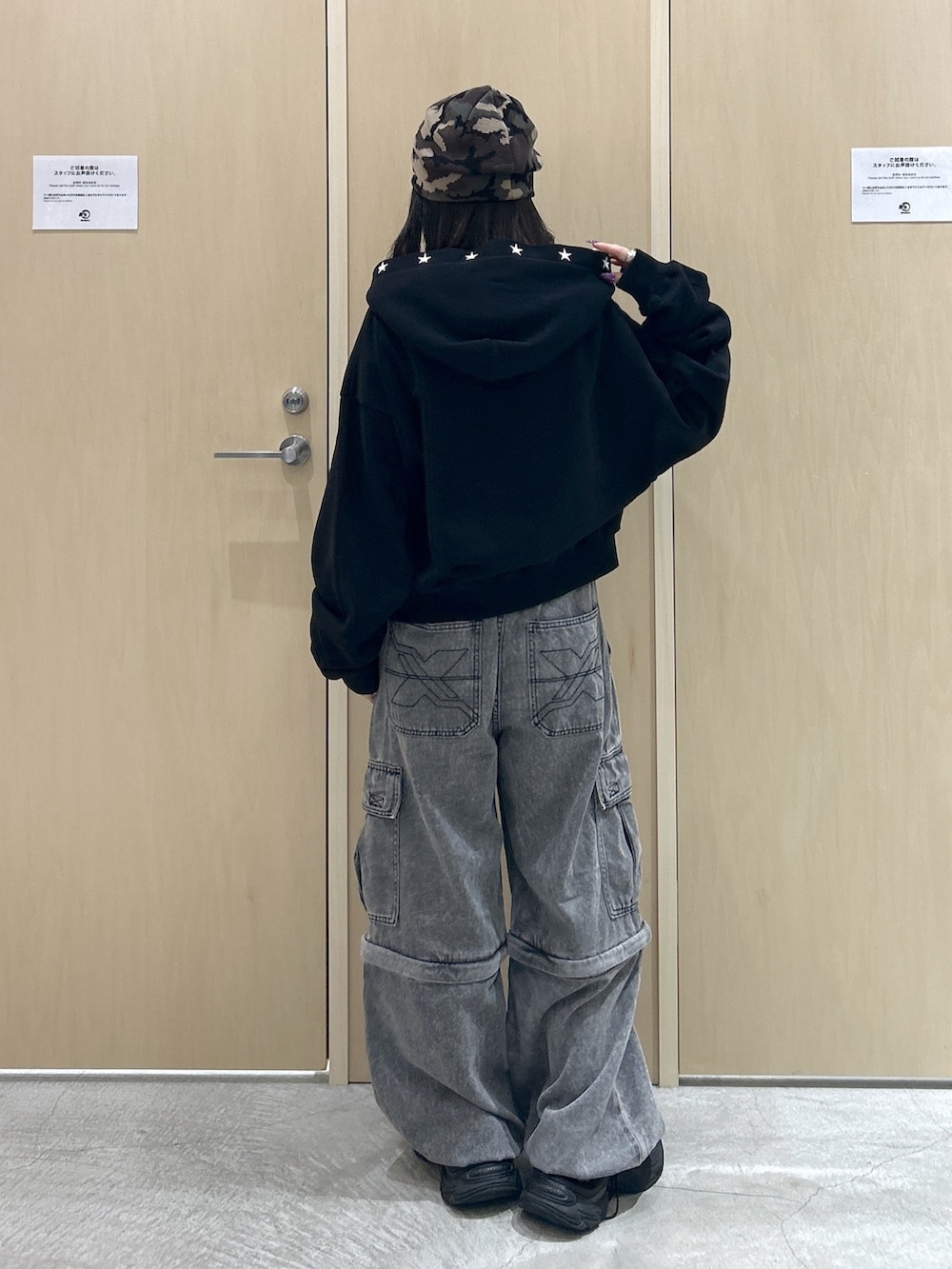 ブラック系のパーカー、ブラック系のカーゴパンツ、その他のニットキャップ/ビーニーを着用したレディースの秋コーディネートの2枚目の写真
