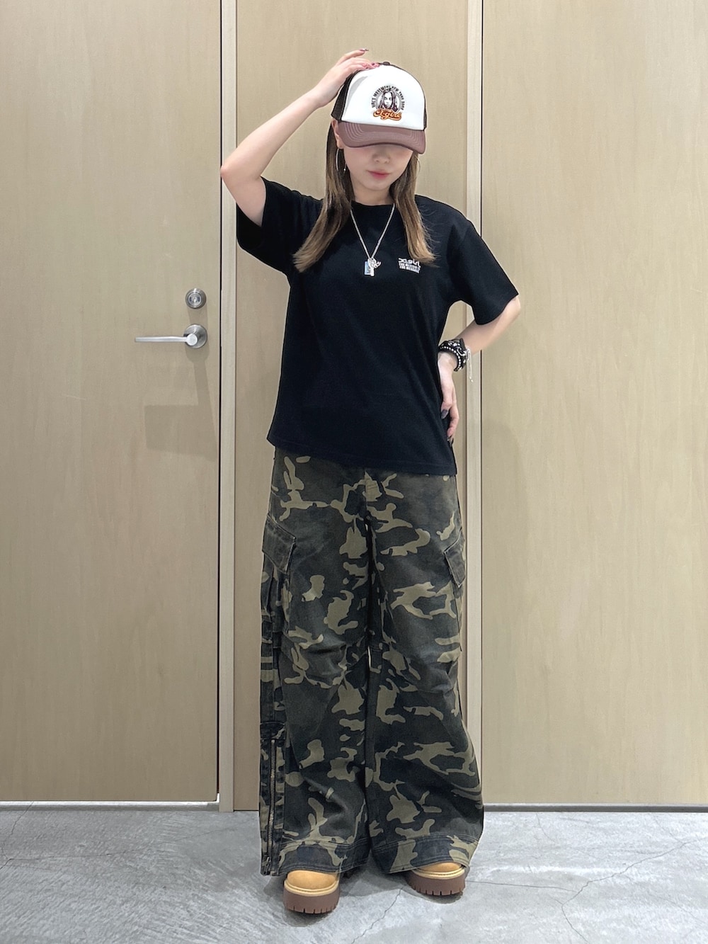 ブラック系のTシャツ/カットソー、その他のカーゴパンツ、ブラウン系のキャップを着用したレディースの夏コーディネートの2枚目の写真