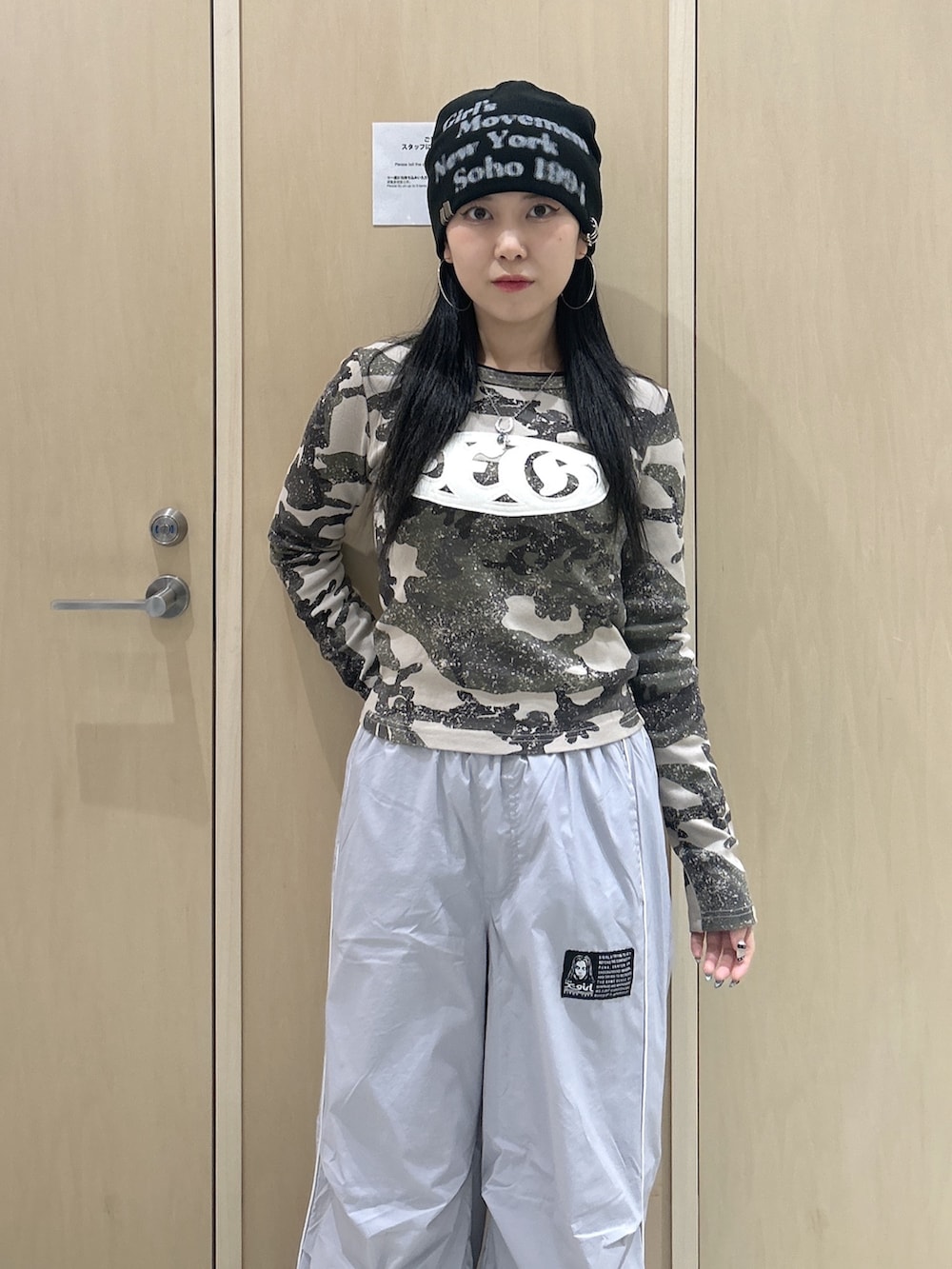 その他のTシャツ/カットソー、グレー系のその他パンツ、ブラック系のバックパック/リュックを着用したレディースの春コーディネートの4枚目の写真