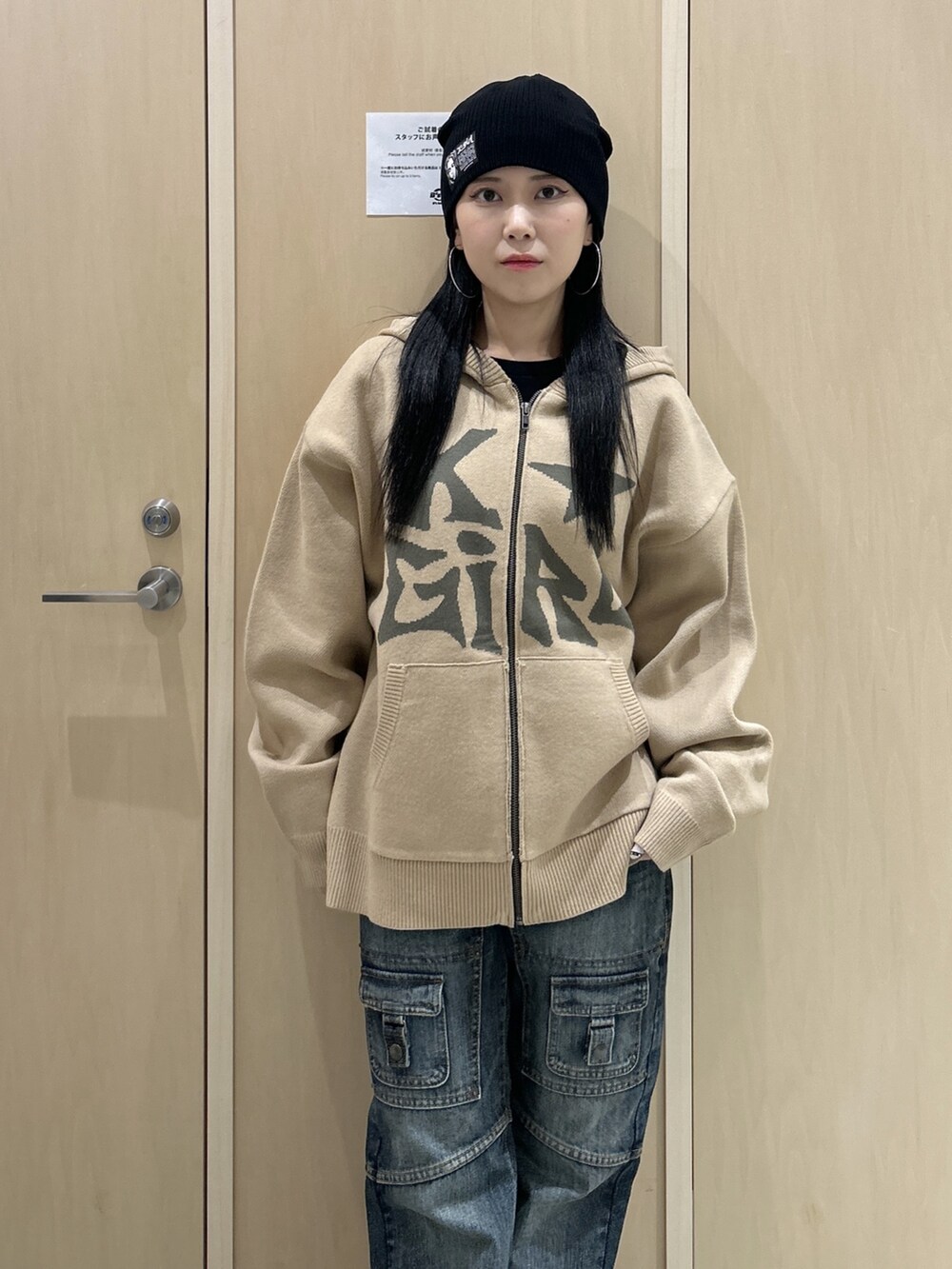 ベージュ系のニット/セーター、ブルー系のデニムパンツ、ブラック系のニットキャップ/ビーニーを着用したレディースの冬コーディネートの3枚目の写真