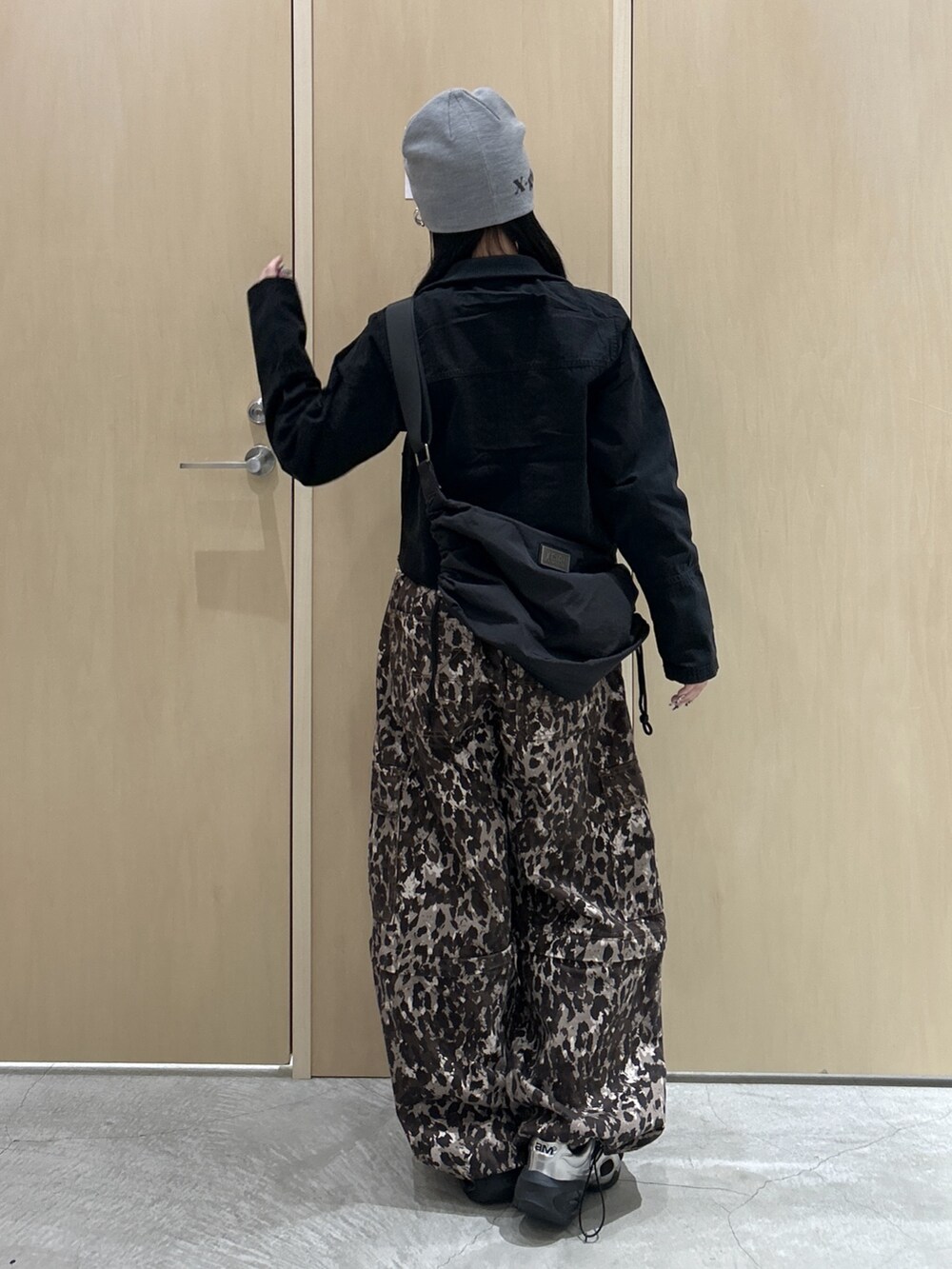 ブラック系のブルゾン、ベージュ系のカーゴパンツ、ブラック系のショルダーバッグを着用したレディースの冬コーディネートの3枚目の写真