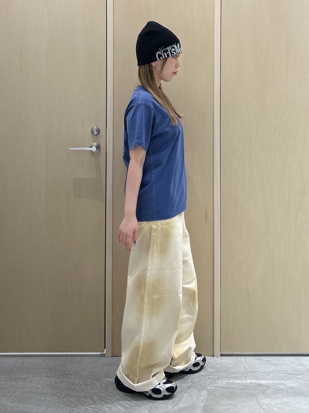 ブルー系のTシャツ/カットソー、ホワイト系のデニムパンツ、ブラック系のニットキャップ/ビーニーを着用したレディースの夏コーディネートの2枚目の写真