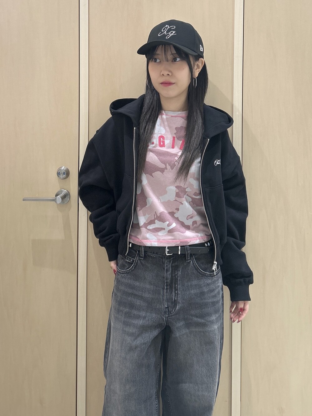 ピンク系のTシャツ/カットソー、ブラック系のパーカー、ブラック系のデニムパンツを着用したレディースの秋コーディネートの4枚目の写真