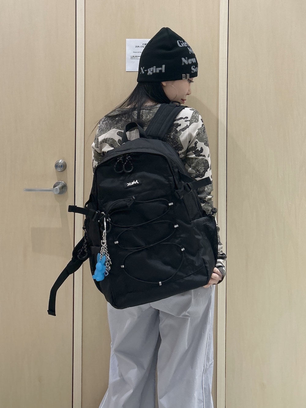 その他のTシャツ/カットソー、グレー系のその他パンツ、ブラック系のバックパック/リュックを着用したレディースの春コーディネートの5枚目の写真