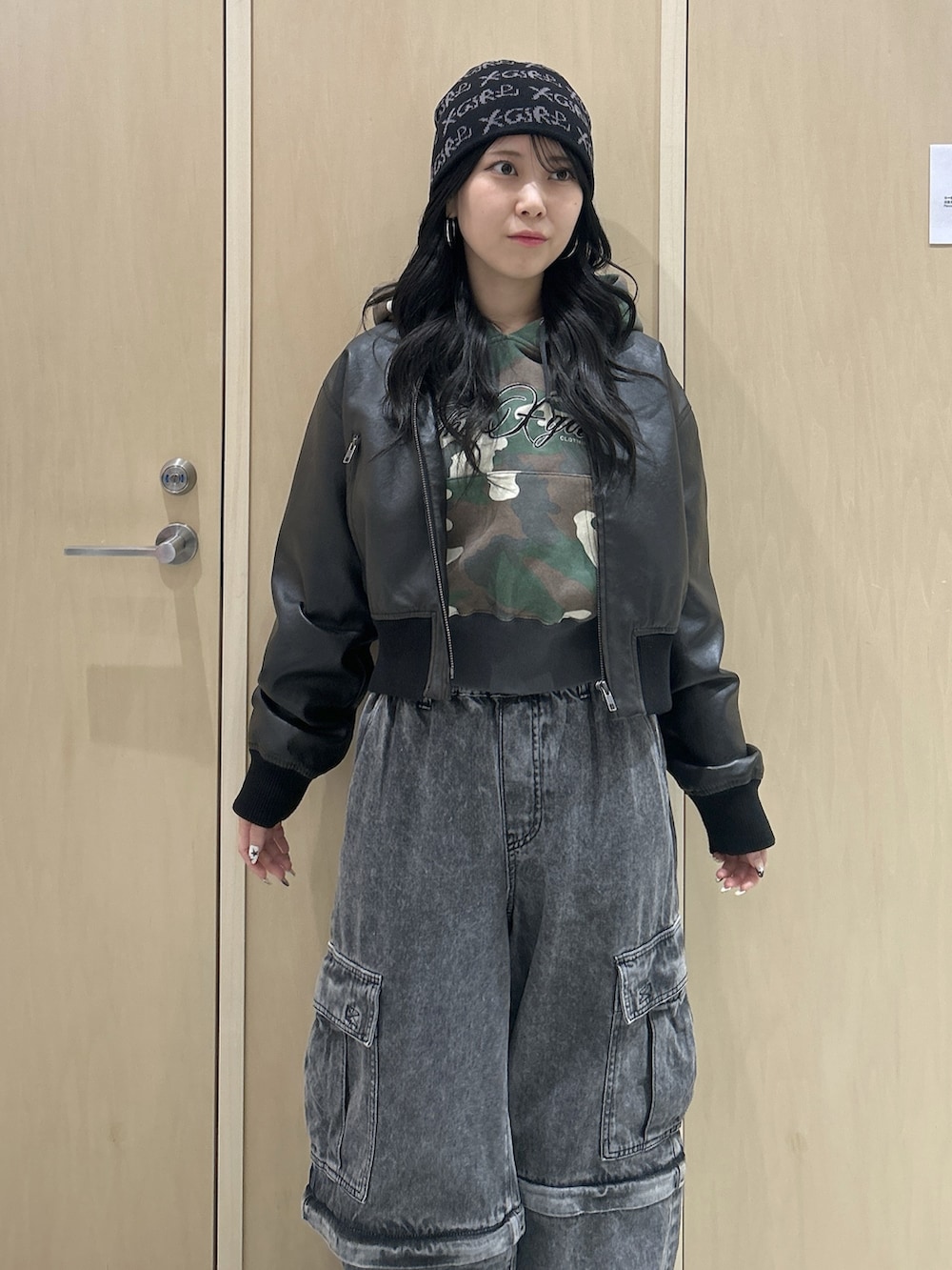その他のパーカー、ブラック系のブルゾン、ブラック系のカーゴパンツを着用したレディースの冬コーディネートの6枚目の写真