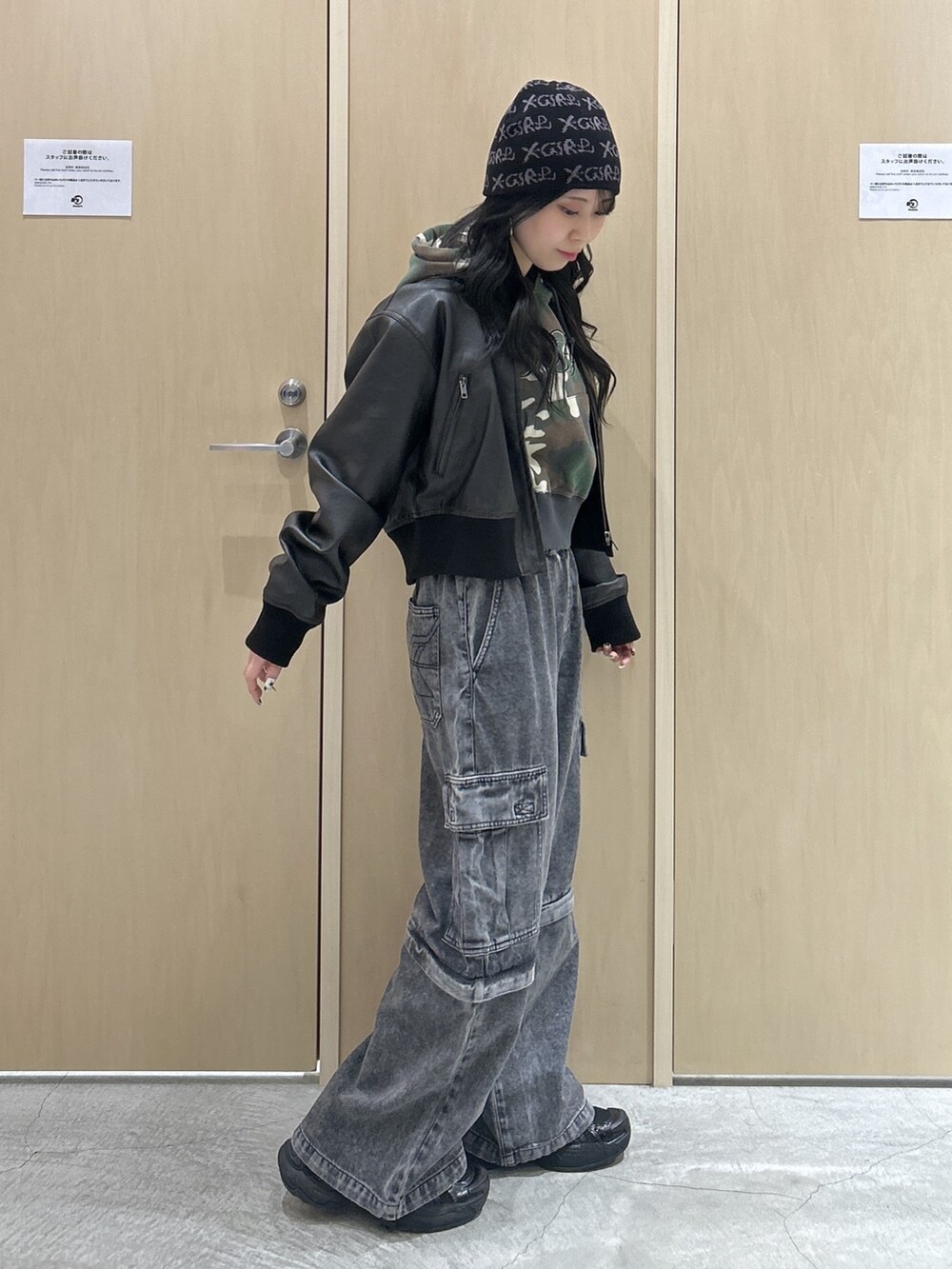 その他のパーカー、ブラック系のブルゾン、ブラック系のカーゴパンツを着用したレディースの冬コーディネートの2枚目の写真