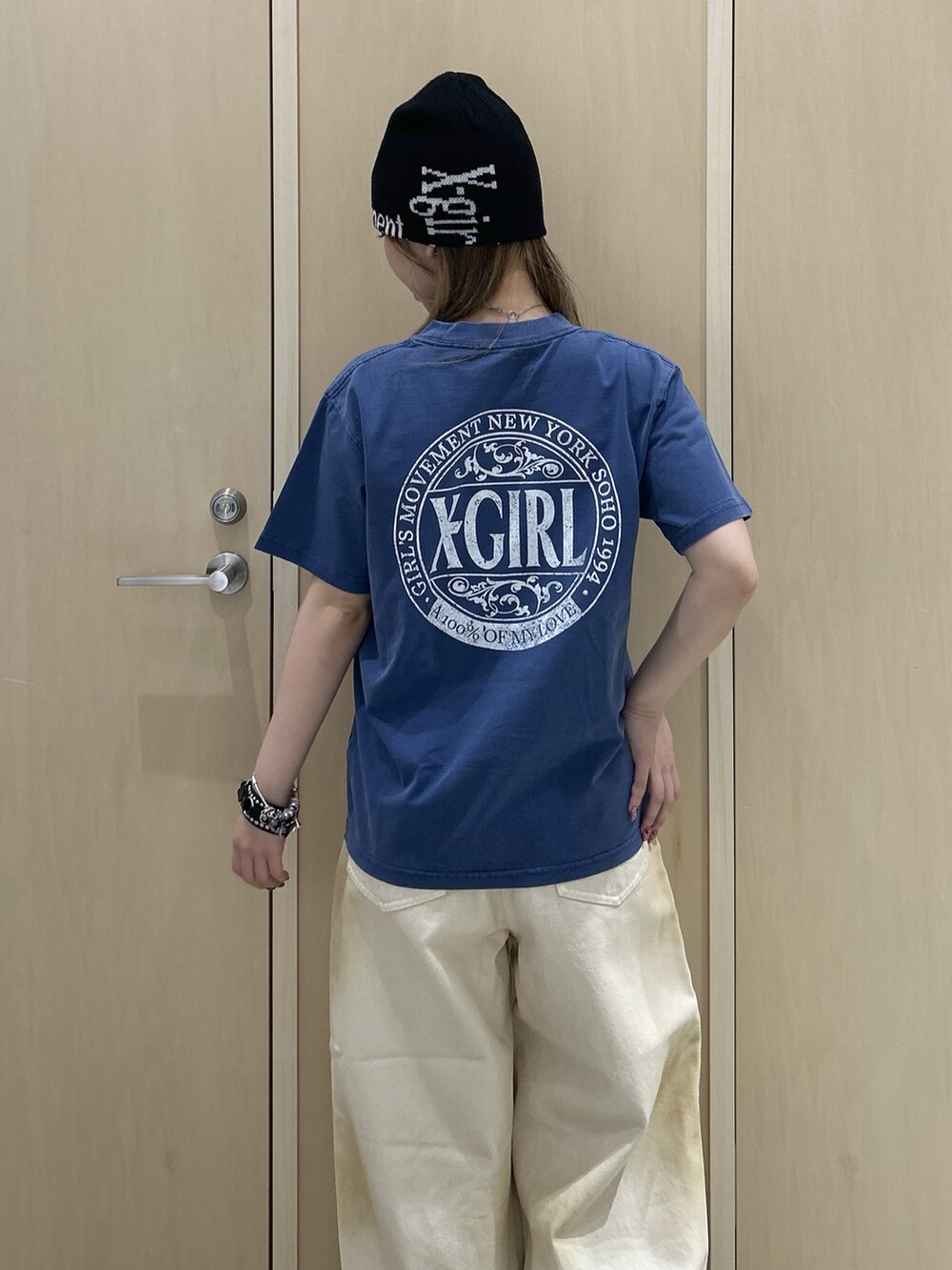 ブルー系のTシャツ/カットソー、ホワイト系のデニムパンツ、ブラック系のニットキャップ/ビーニーを着用したレディースの夏コーディネートの4枚目の写真
