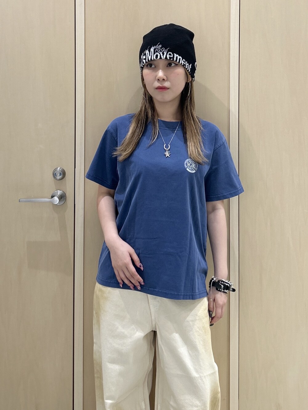 ブルー系のTシャツ/カットソー、ホワイト系のデニムパンツ、ブラック系のニットキャップ/ビーニーを着用したレディースの夏コーディネートの5枚目の写真