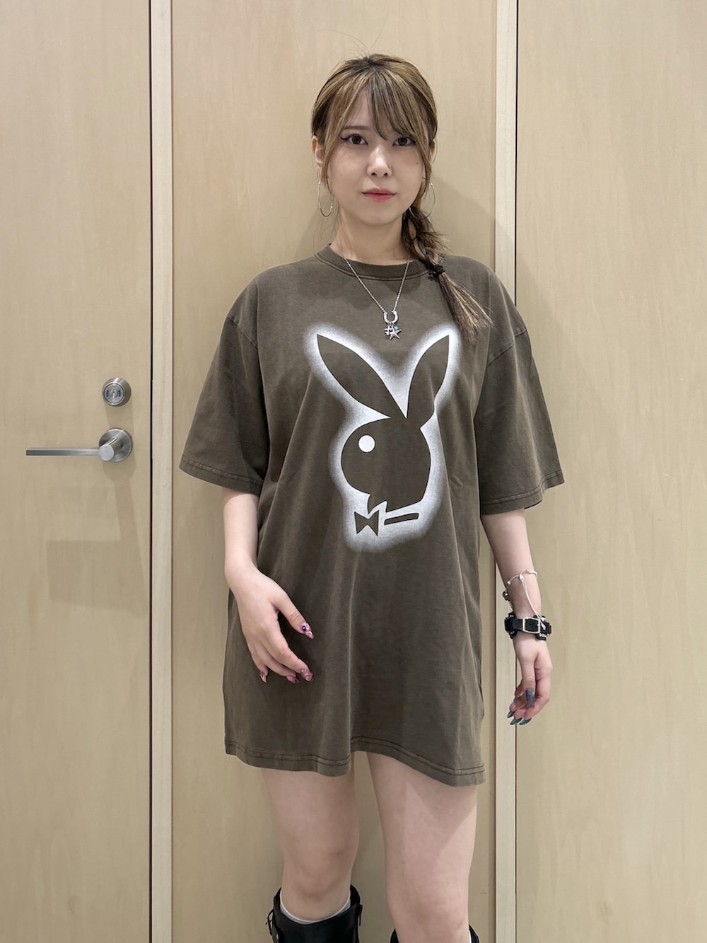 ブラウン系のTシャツ/カットソー、ブラック系のショルダーバッグ、ピンク系のキーホルダーを着用したレディースの夏コーディネートの4枚目の写真