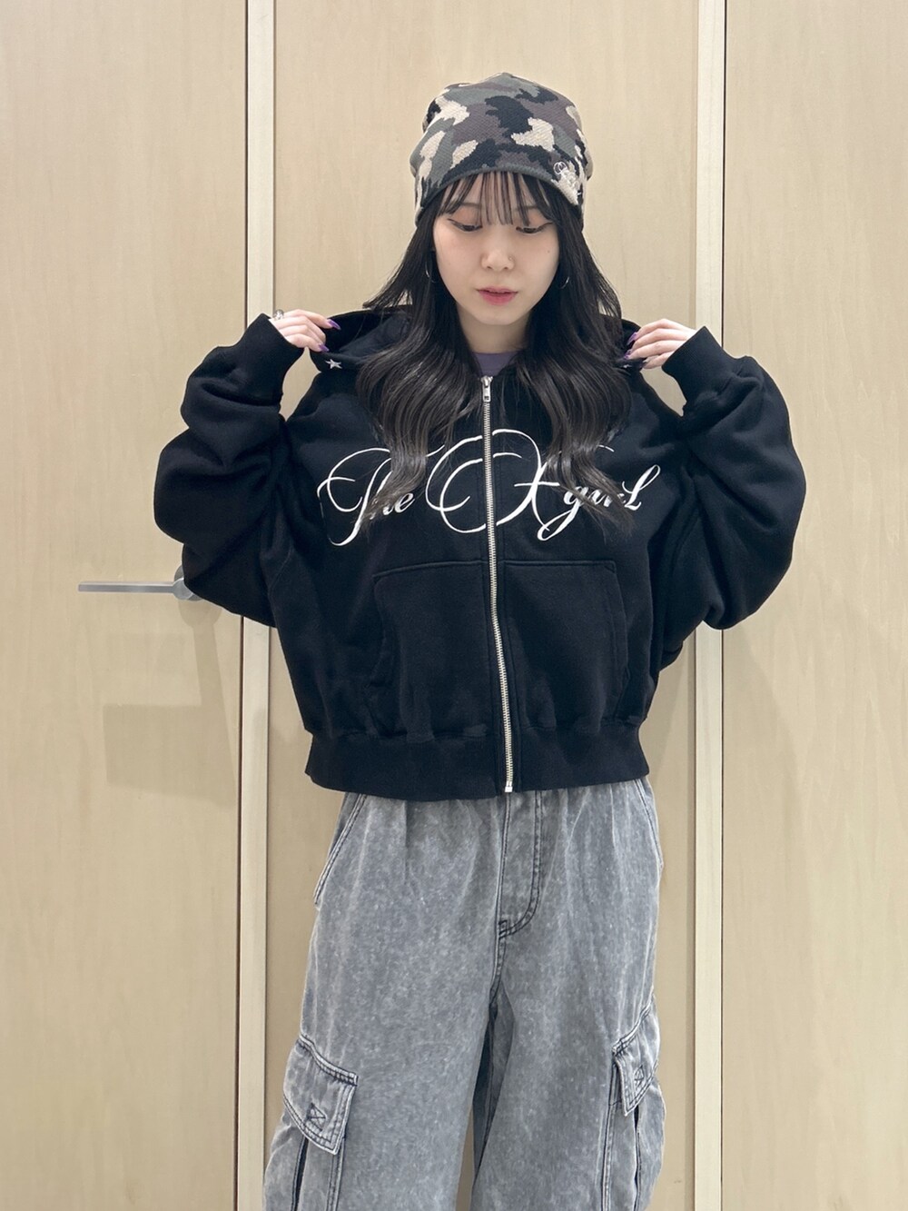 ブラック系のパーカー、ブラック系のカーゴパンツ、その他のニットキャップ/ビーニーを着用したレディースの秋コーディネートの3枚目の写真