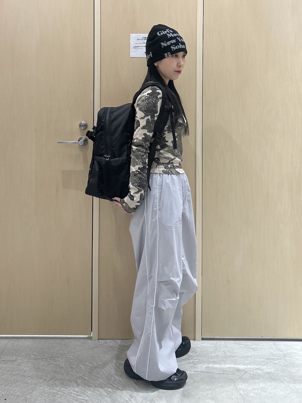 その他のTシャツ/カットソー、グレー系のその他パンツ、ブラック系のバックパック/リュックを着用したレディースの春コーディネートの2枚目の写真