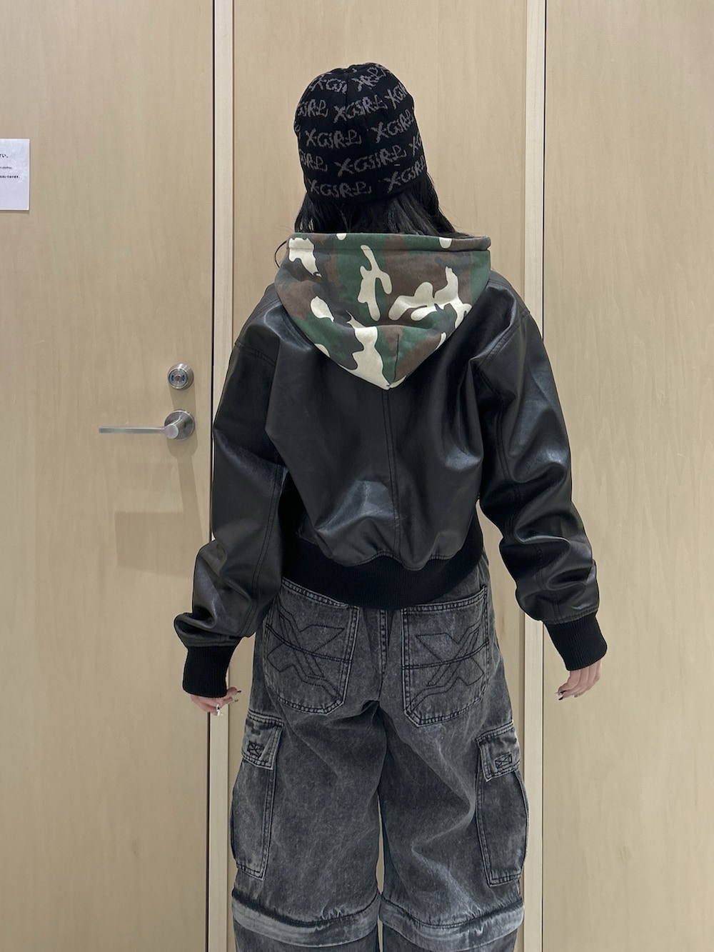 その他のパーカー、ブラック系のブルゾン、ブラック系のカーゴパンツを着用したレディースの冬コーディネートの5枚目の写真