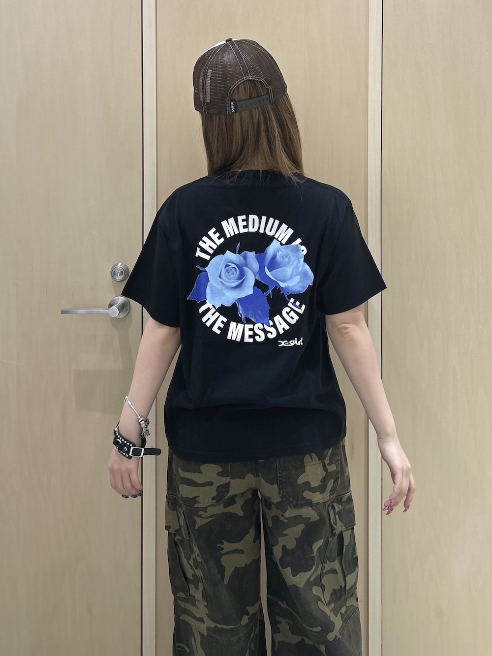 ブラック系のTシャツ/カットソー、その他のカーゴパンツ、ブラウン系のキャップを着用したレディースの夏コーディネートの3枚目の写真