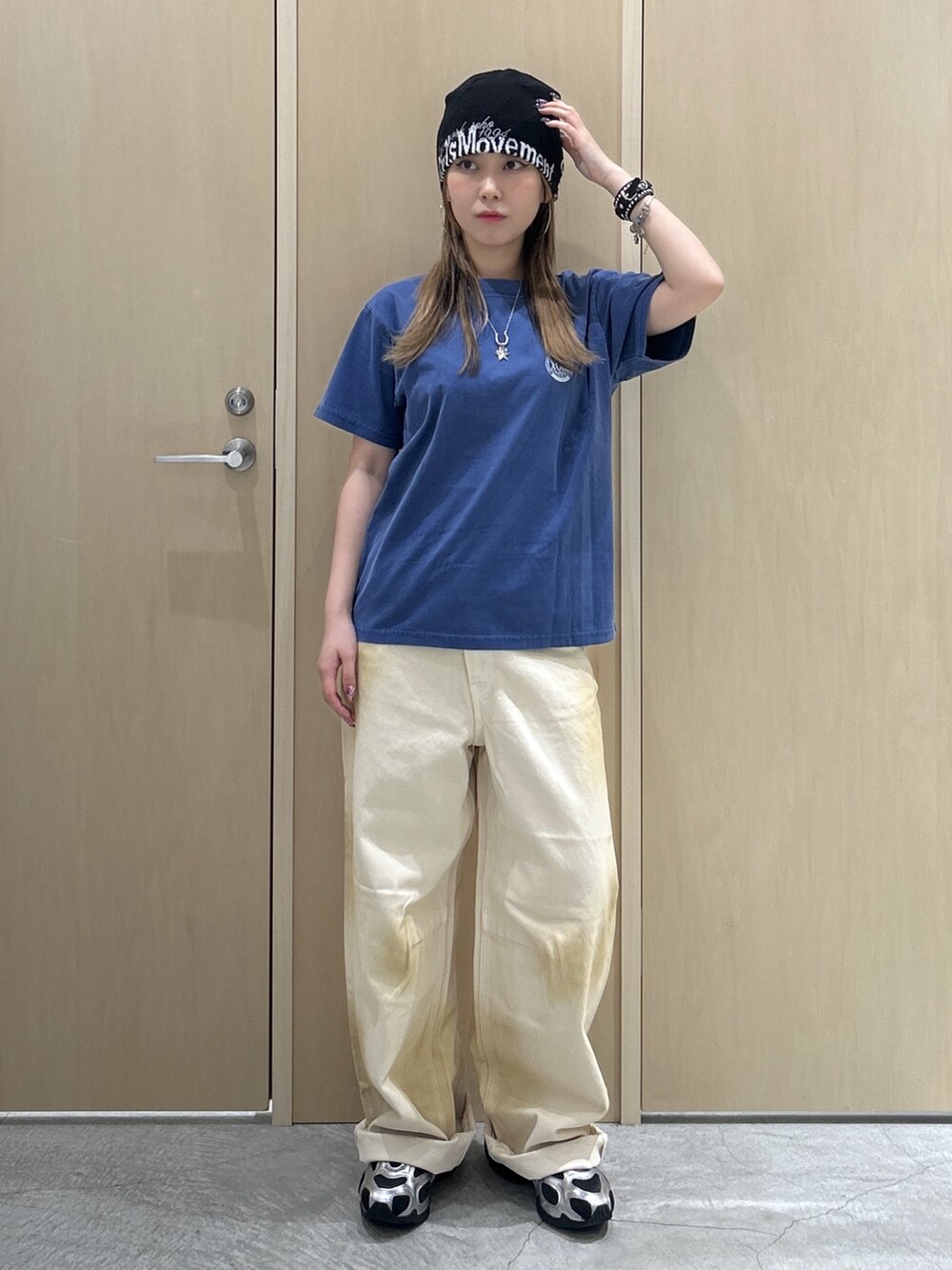 ブルー系のTシャツ/カットソー、ホワイト系のデニムパンツ、ブラック系のニットキャップ/ビーニーを着用したレディースの夏コーディネートの3枚目の写真