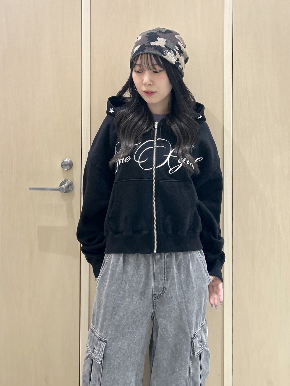 ブラック系のパーカー、ブラック系のカーゴパンツ、その他のニットキャップ/ビーニーを着用したレディースの秋コーディネートの6枚目の写真
