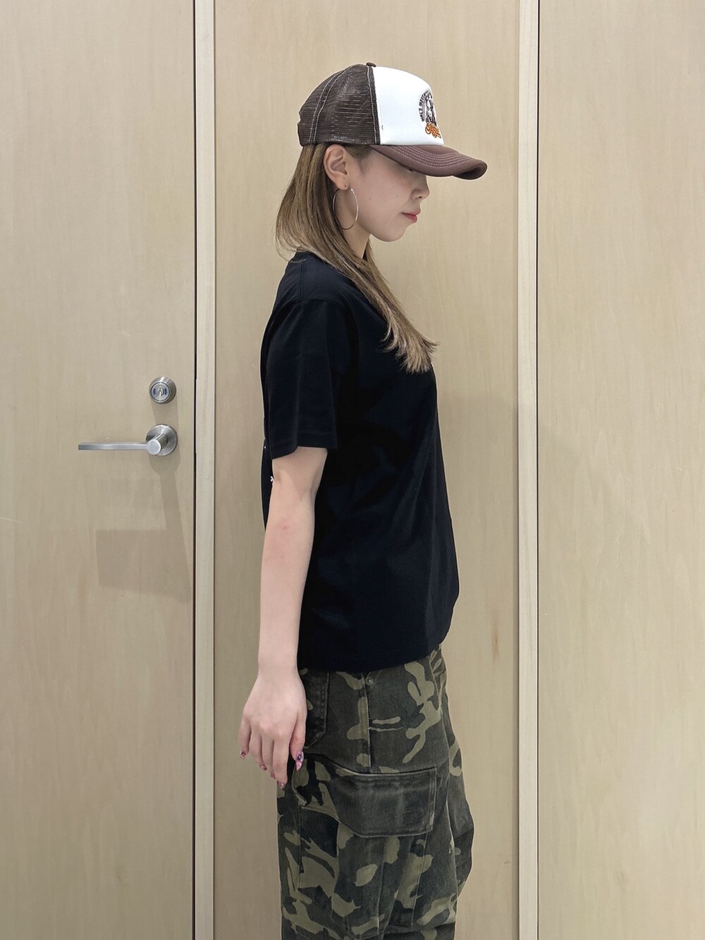 ブラック系のTシャツ/カットソー、その他のカーゴパンツ、ブラウン系のキャップを着用したレディースの夏コーディネートの4枚目の写真