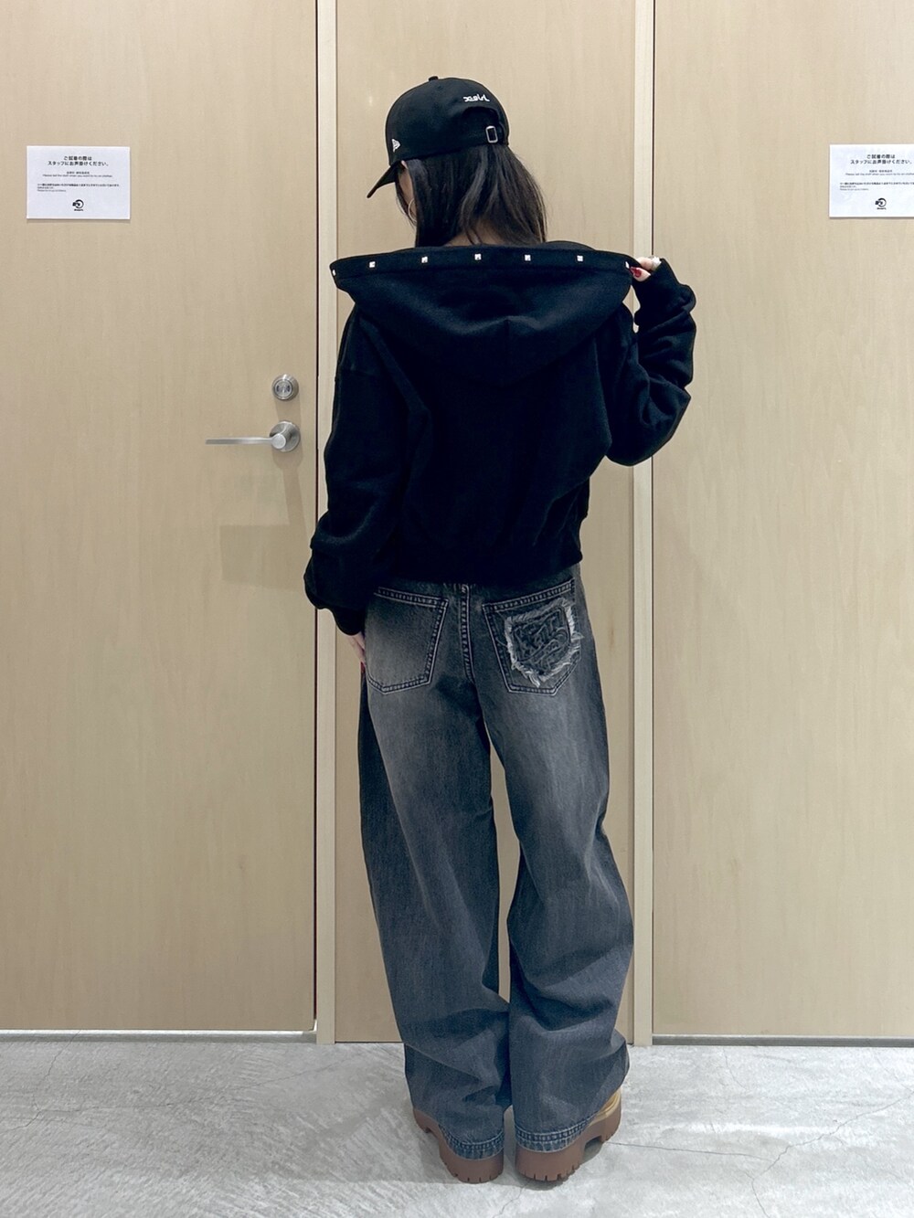 ピンク系のTシャツ/カットソー、ブラック系のパーカー、ブラック系のデニムパンツを着用したレディースの秋コーディネートの3枚目の写真