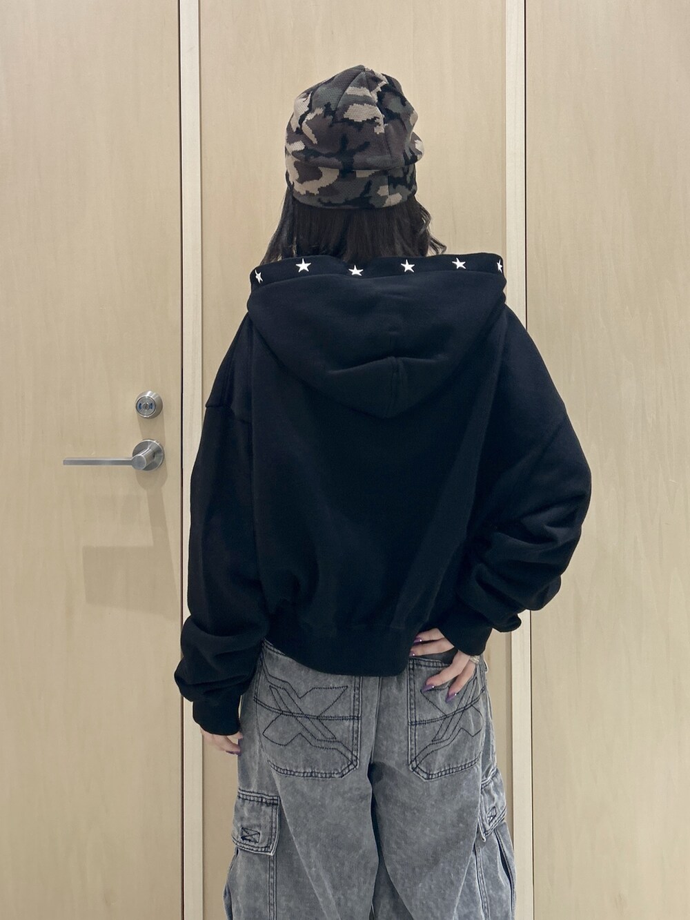 ブラック系のパーカー、ブラック系のカーゴパンツ、その他のニットキャップ/ビーニーを着用したレディースの秋コーディネートの5枚目の写真