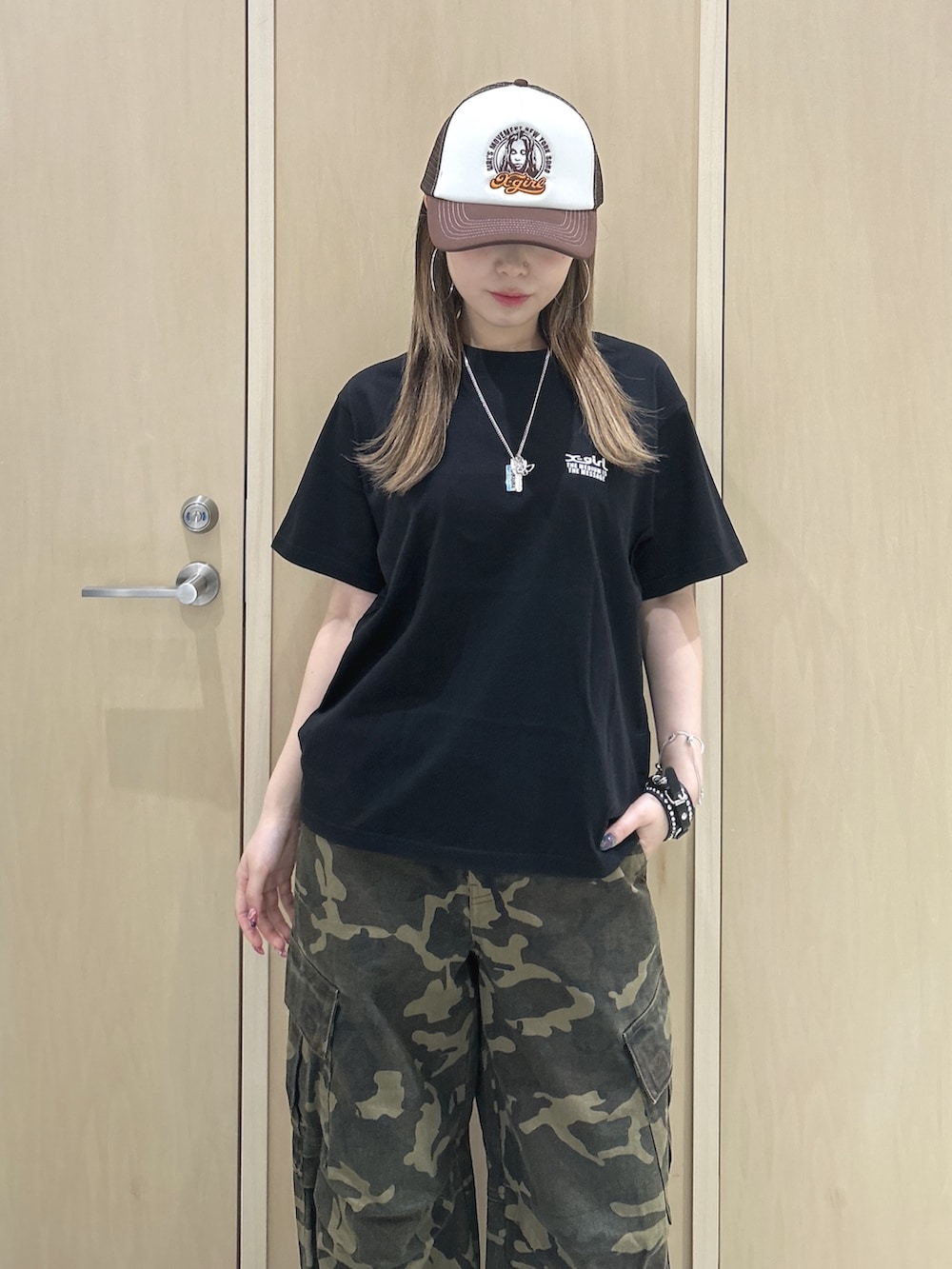 ブラック系のTシャツ/カットソー、その他のカーゴパンツ、ブラウン系のキャップを着用したレディースの夏コーディネートの5枚目の写真