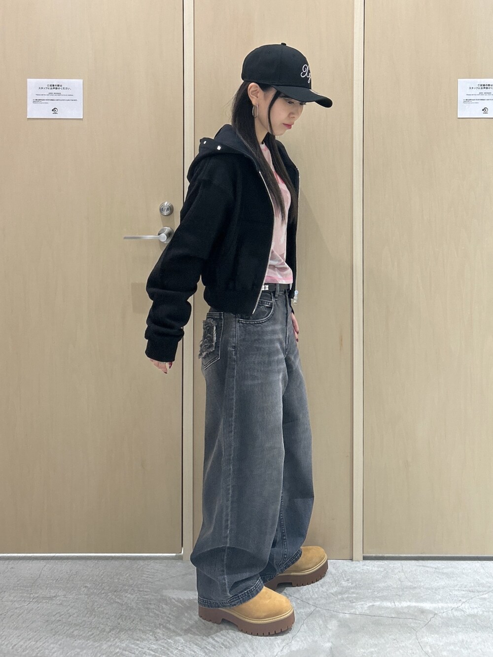 ピンク系のTシャツ/カットソー、ブラック系のパーカー、ブラック系のデニムパンツを着用したレディースの秋コーディネートの2枚目の写真