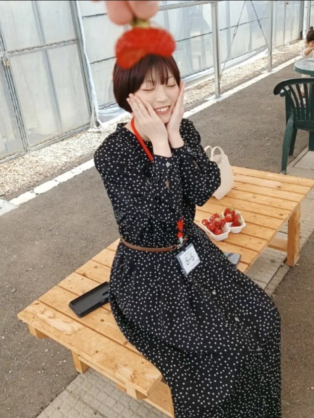 その他のワンピース、ブラック系のパンプス、ホワイト系のハンドバッグを着用したレディースの春コーディネートの3枚目の写真