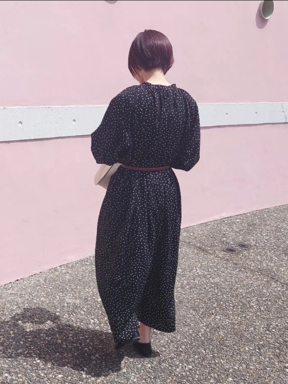 その他のワンピース、ブラック系のパンプス、ホワイト系のハンドバッグを着用したレディースの春コーディネートの2枚目の写真