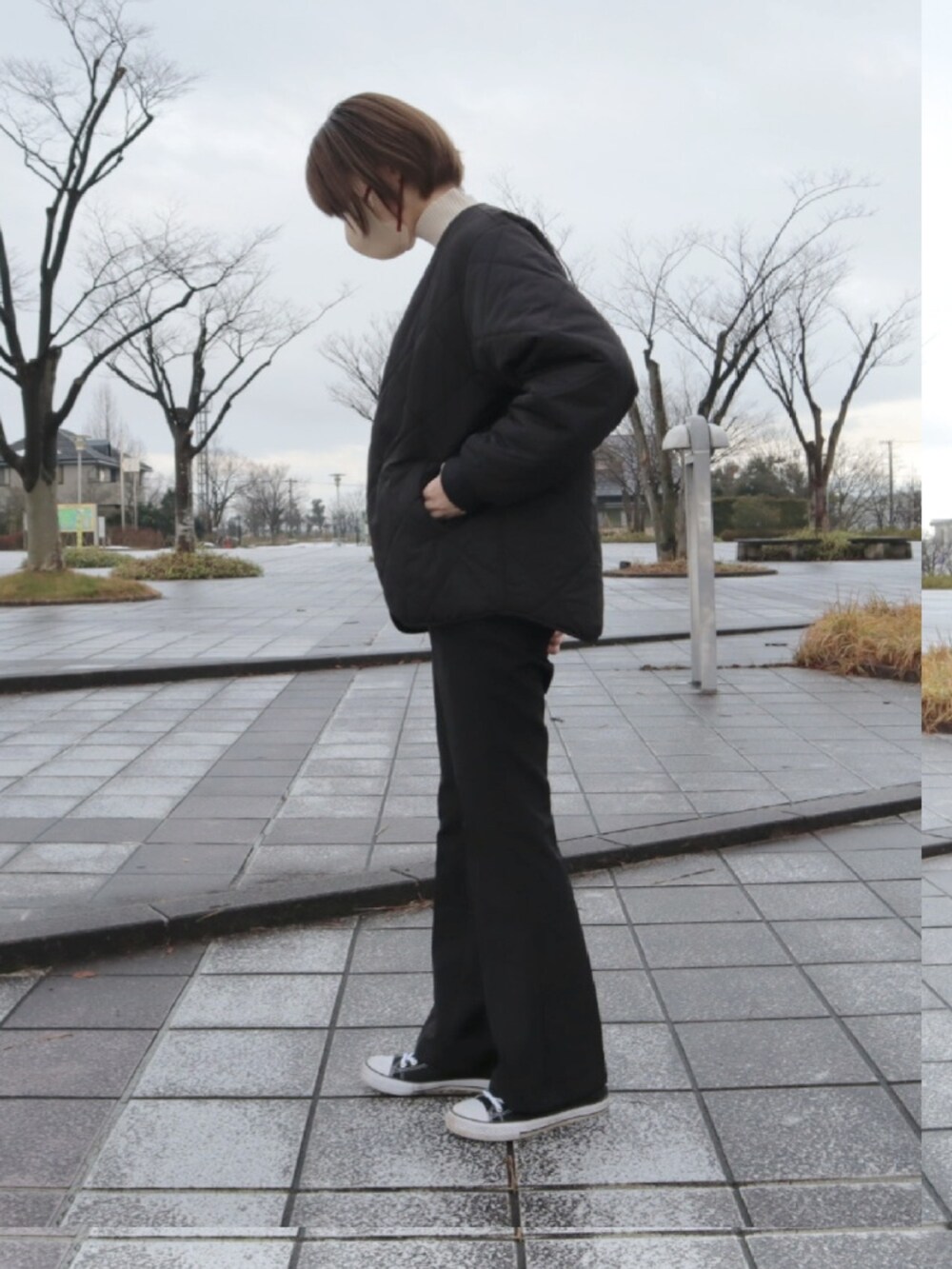 ブラック系のその他アウター、ホワイト系のニット/セーター、ブラック系のパンツを着用したレディースの冬コーディネートの3枚目の写真