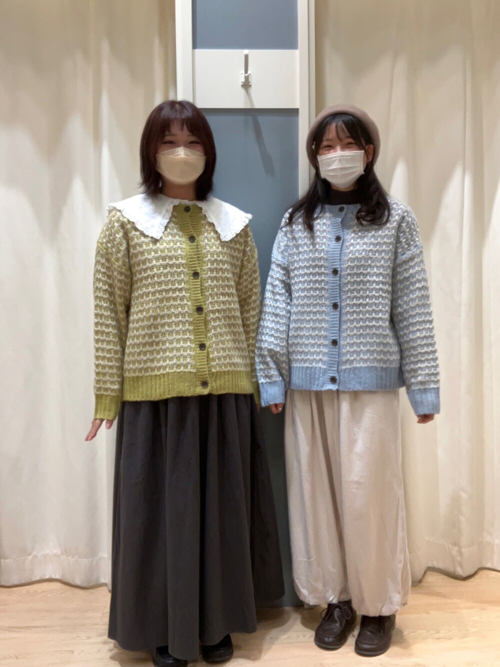 ホワイト系のチュニック、ホワイト系のその他パンツ、ブラック系のその他パンツを着用したレディースの秋コーディネートの3枚目の写真