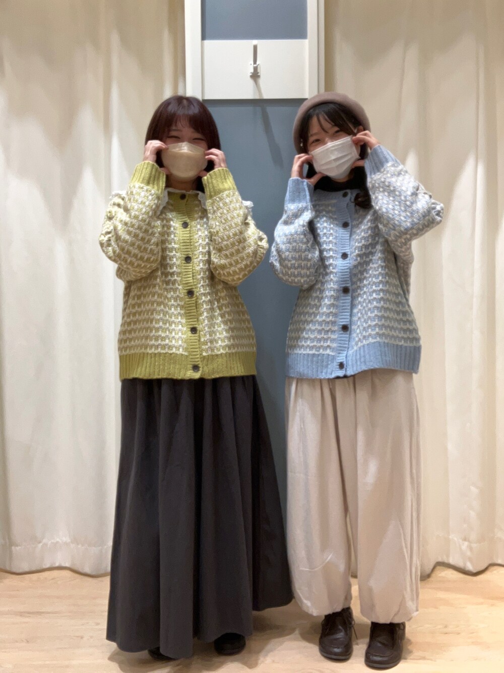 ホワイト系のチュニック、ホワイト系のその他パンツ、ブラック系のその他パンツを着用したレディースの秋コーディネートの2枚目の写真