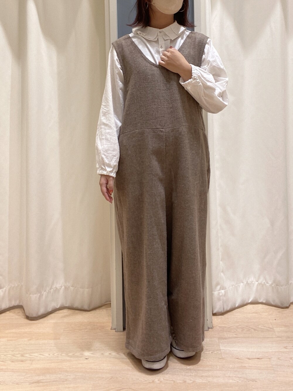 ホワイト系のシャツ/ブラウス、オレンジ系のカーディガン/ボレロ、ブラウン系のサロペット/オーバーオールを着用したレディースの秋コーディネートの2枚目の写真