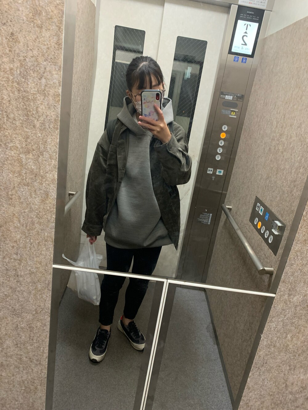 「秋コーデ、今日のコーデ、おしゃれさんと繋がりたい、プチプラ、シンプル、モノトーン、ユニクロ、オニツカタイガー」｜「Onitsuka Tigerのアイテム（スニーカー、ブラック系）」を使った、リリさん（レディース・158cm）の秋コーディネートの2枚目の写真