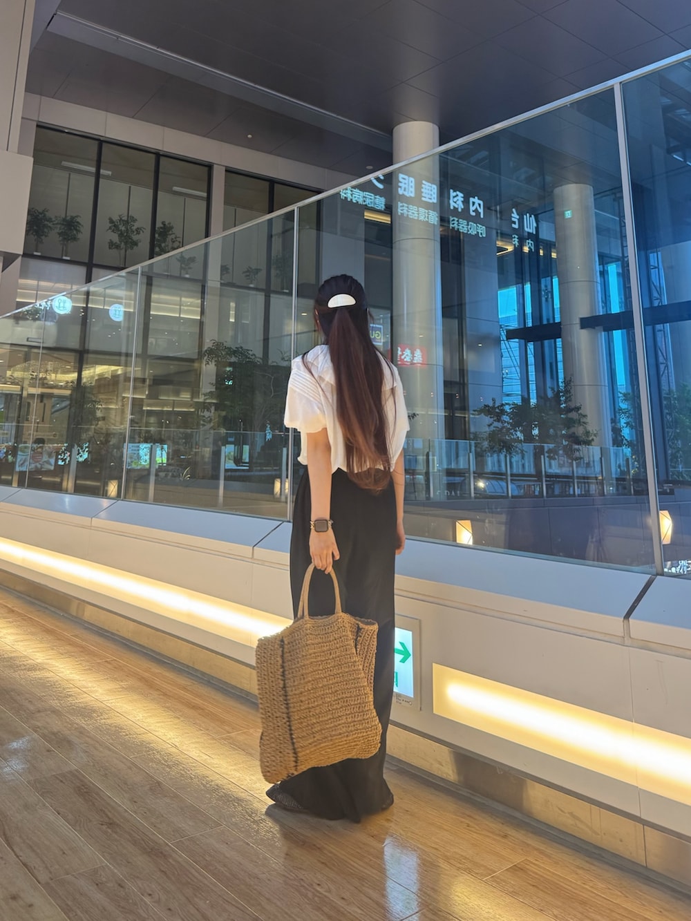 ホワイト系のシャツ/ブラウス、ブラック系のその他パンツ、ベージュ系のトートバッグを着用したレディースの夏コーディネートの3枚目の写真