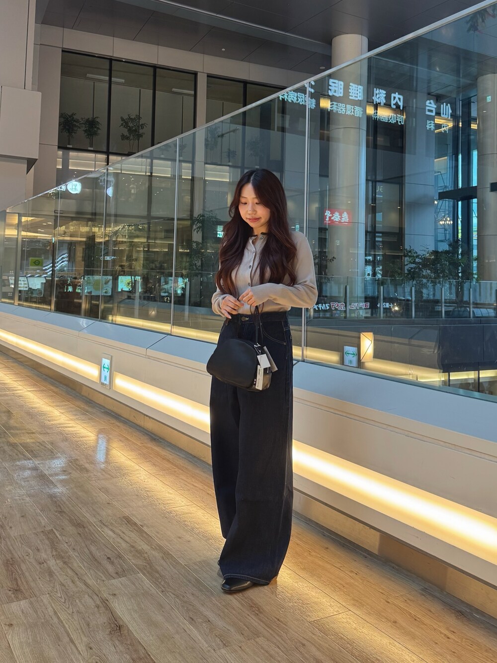 「秋服準備はじめました、着こなしのちょこっとテク、デニム、旬顔デニムコーデ、オトナカジュアル、大人かわいい、LEE、カーディガン、秋コーデ、秋服、きれいめカジュアル、季節の変わり目羽織コーデ、おでかけコーデ、初秋のパンツスタイル、lee101」｜「Leeの『別注』Lee101×URBAN RESEARCH　BAGGYPANTS（デニムパンツ、ブルー系）」を使った、ミウさん（レディース・165cm）の夏コーディネートの2枚目の写真