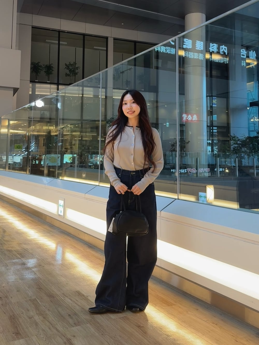 「秋服準備はじめました、着こなしのちょこっとテク、デニム、旬顔デニムコーデ、オトナカジュアル、大人かわいい、LEE、カーディガン、秋コーデ、秋服、きれいめカジュアル、季節の変わり目羽織コーデ、おでかけコーデ、初秋のパンツスタイル、lee101」｜「Leeの『別注』Lee101×URBAN RESEARCH　BAGGYPANTS（デニムパンツ、ブルー系）」を使った、ミウさん（レディース・165cm）の夏コーディネートの4枚目の写真