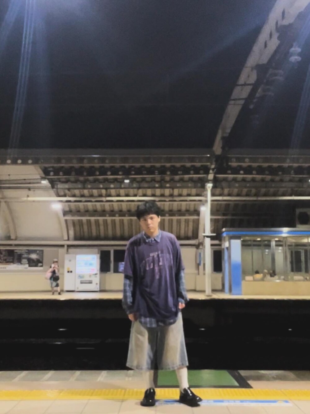 ブラック系のローファー、ブルー系のデニムパンツ、パープル系のTシャツ/カットソーを着用したメンズの秋コーディネートの2枚目の写真