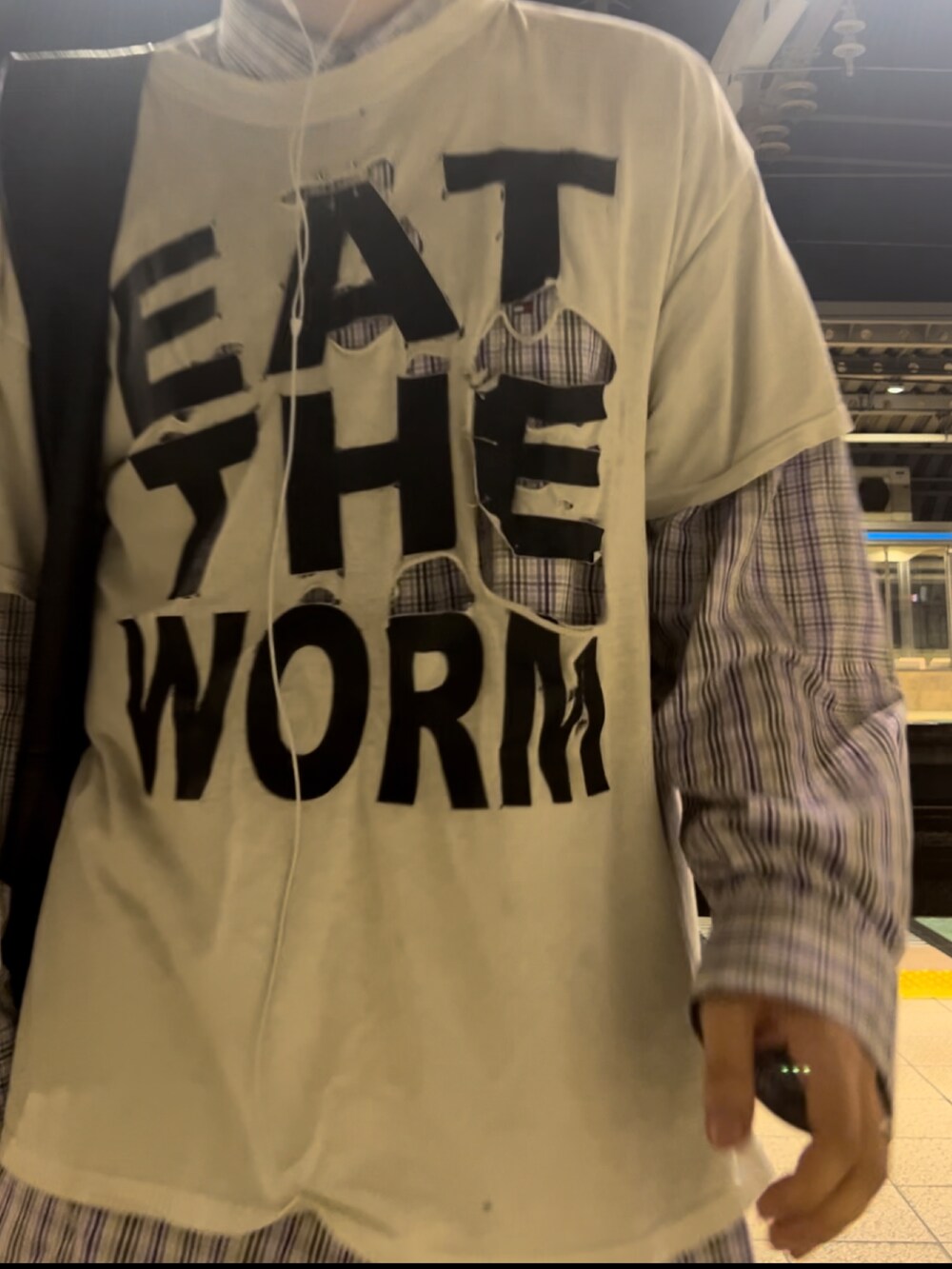 ホワイト系のTシャツ/カットソー、ホワイト系のシャツ/ブラウス、ブラック系のデニムパンツを着用したメンズの秋コーディネートの3枚目の写真