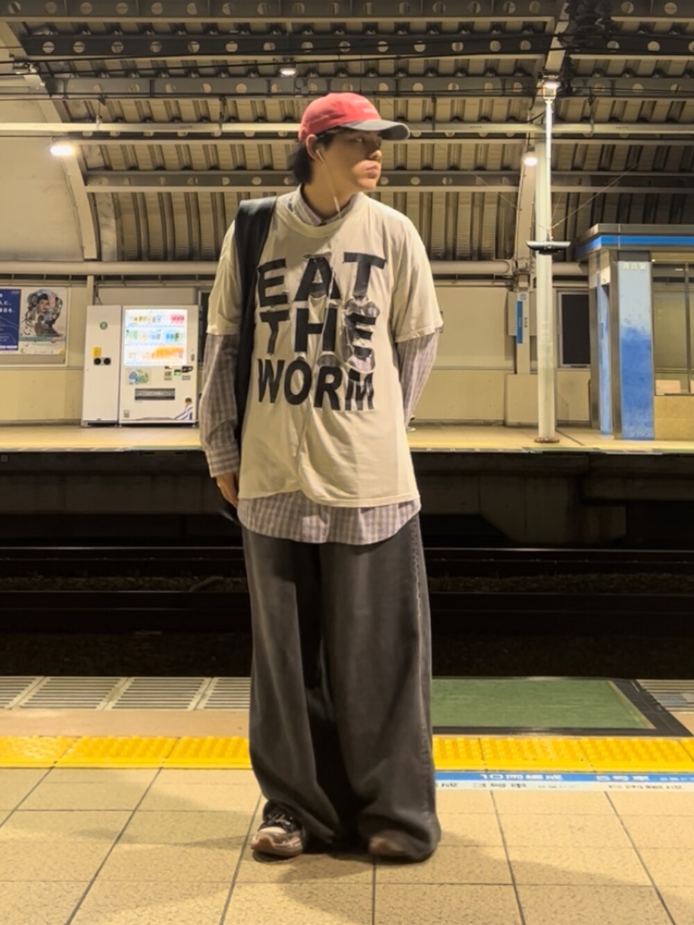ホワイト系のTシャツ/カットソー、ホワイト系のシャツ/ブラウス、ブラック系のデニムパンツを着用したメンズの秋コーディネートの2枚目の写真