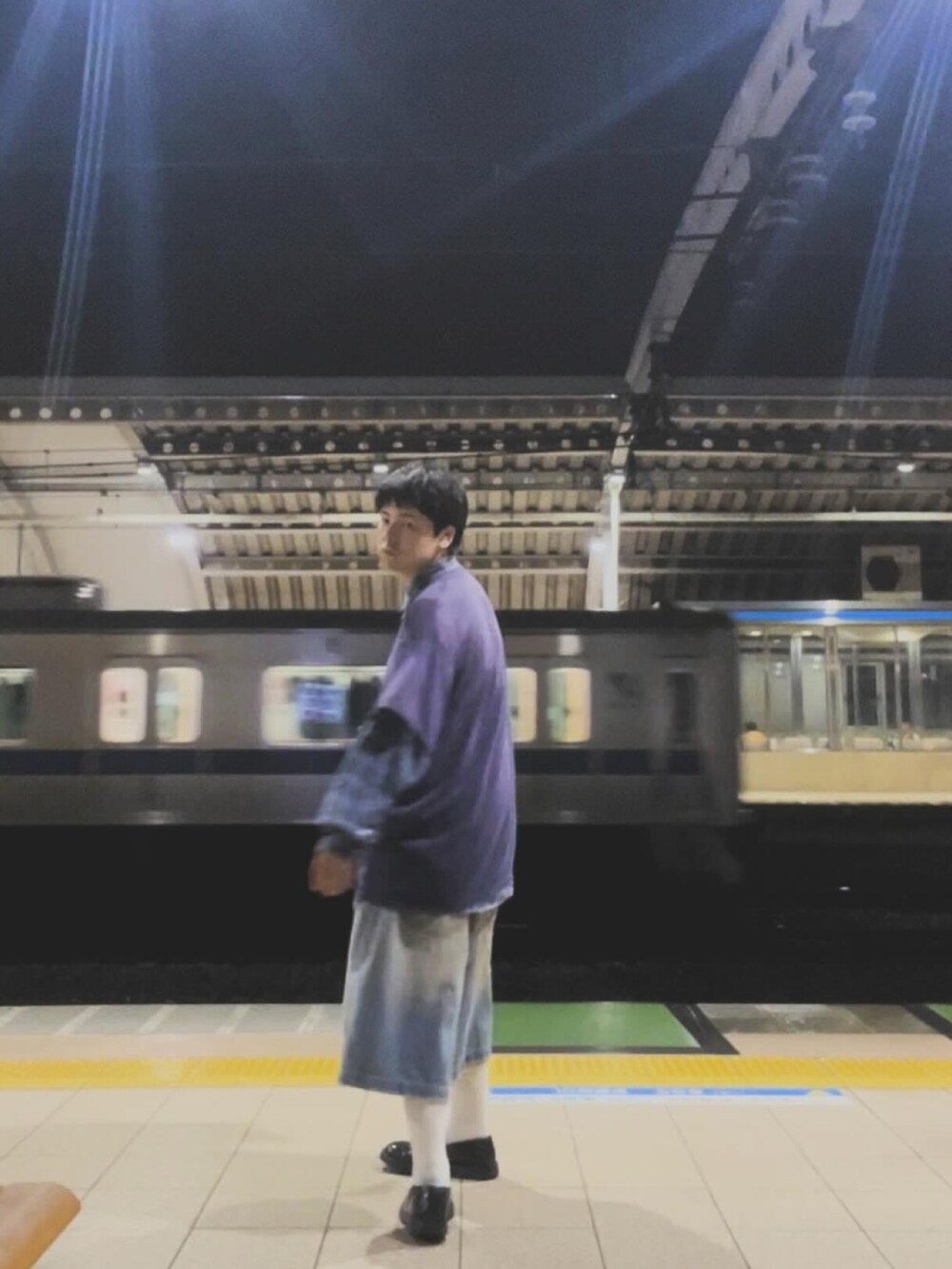 ブラック系のローファー、ブルー系のデニムパンツ、パープル系のTシャツ/カットソーを着用したメンズの秋コーディネートの3枚目の写真