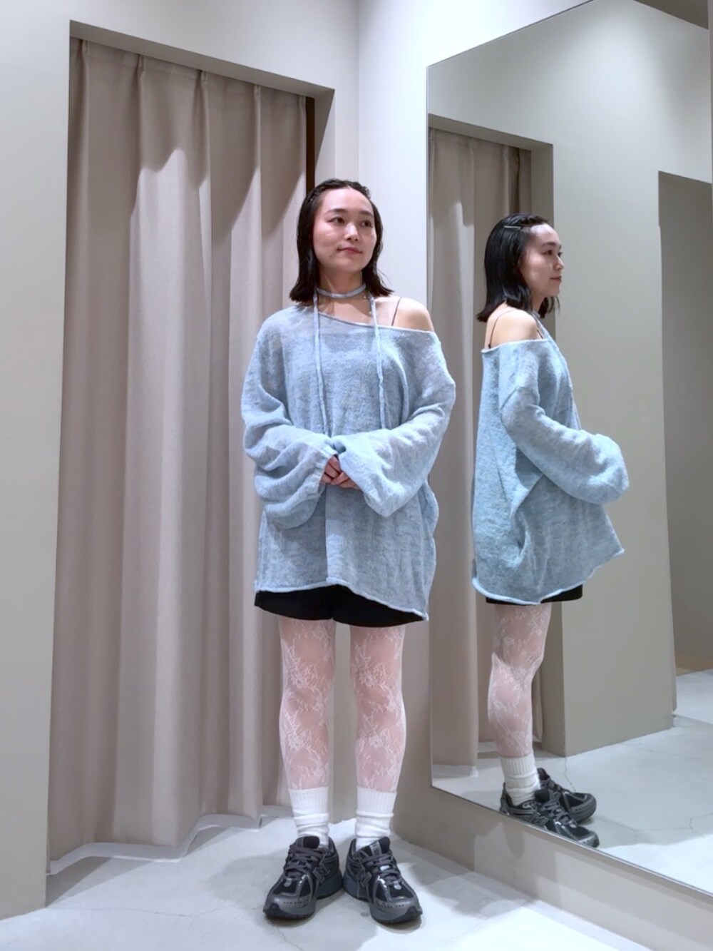 ブルー系のニット/セーター、ブラック系のその他パンツを着用したレディースの秋コーディネートの2枚目の写真