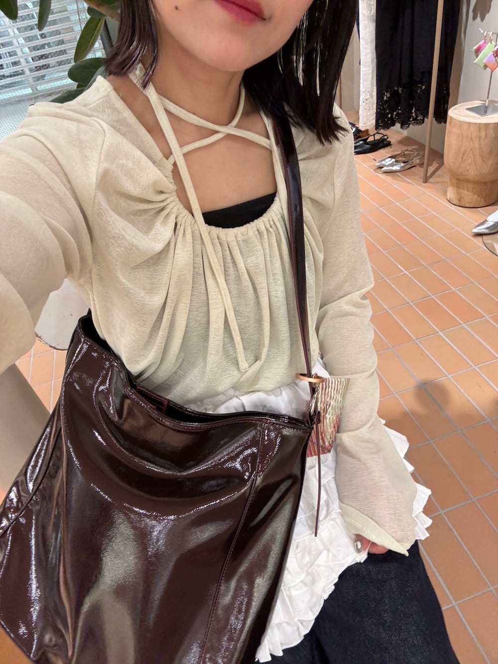 イエロー系のTシャツ/カットソー、ホワイト系のスカート、ブルー系のデニムパンツを着用したレディースの春コーディネートの3枚目の写真