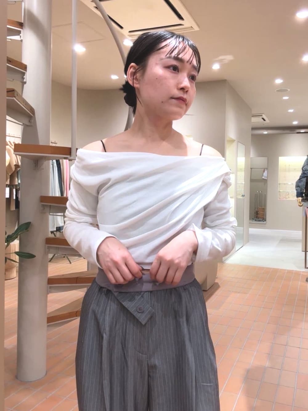 グレー系のその他パンツ、ピンク系のTシャツ/カットソーを着用したレディースの春コーディネートの2枚目の写真