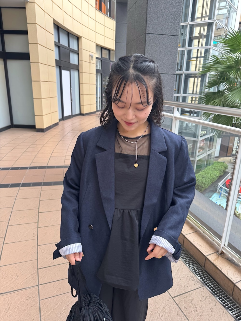 ブラック系のその他パンツ、ブラック系のトートバッグ、シルバー系のパンプスを着用したレディースの秋コーディネートの2枚目の写真