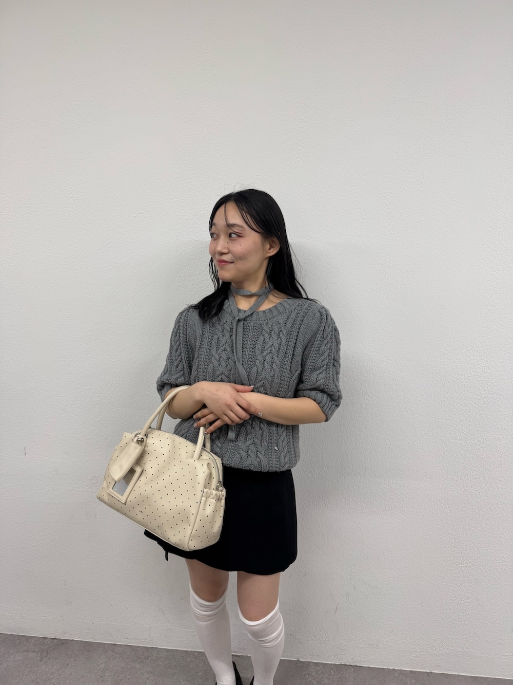グレー系のニット/セーター、ブラック系のその他パンツ、ブラウン系のその他シューズを着用したレディースの秋コーディネートの2枚目の写真