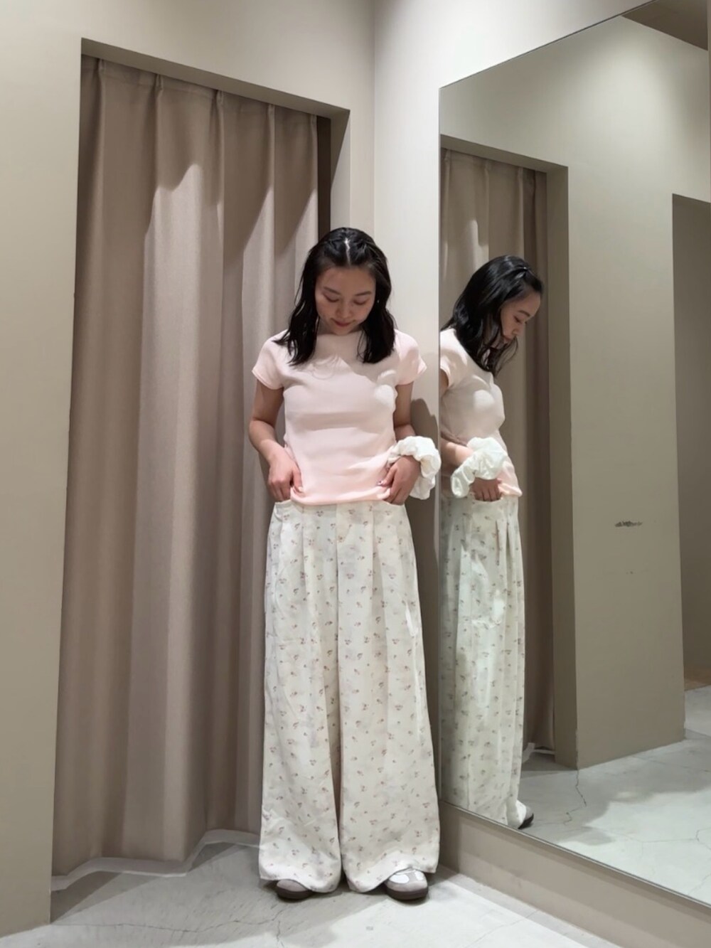 ピンク系のニット/セーター、ホワイト系のその他パンツ、ホワイト系のバンダナ/スカーフを着用したレディースの春コーディネートの2枚目の写真